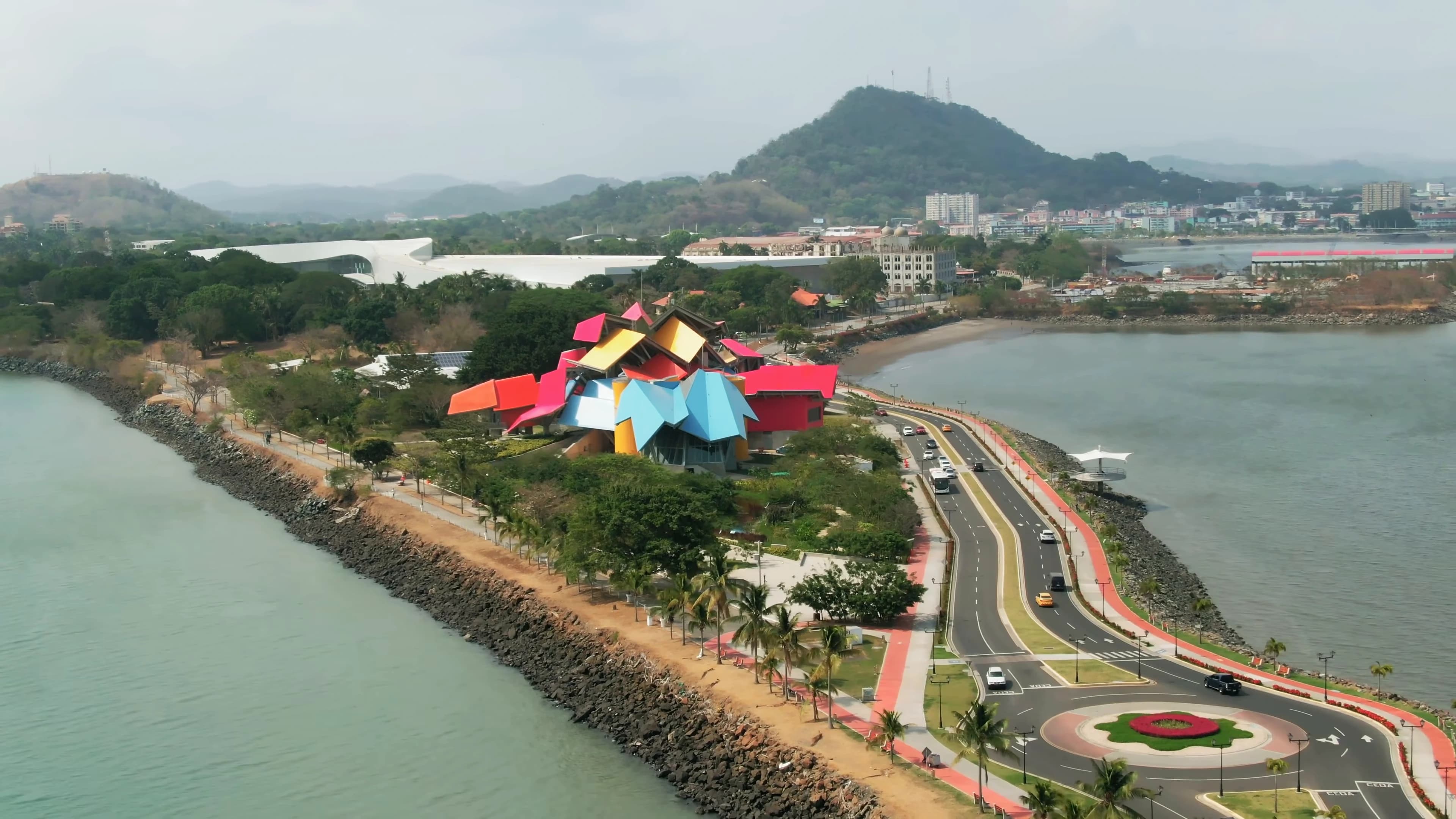 El Biomuseo y la Calzada de Amador junto a la bahía de Panamá, primer fotograma del recorrido